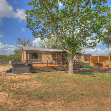 Sage: Peaceful Hill Country Retreat with Hot-Tub!