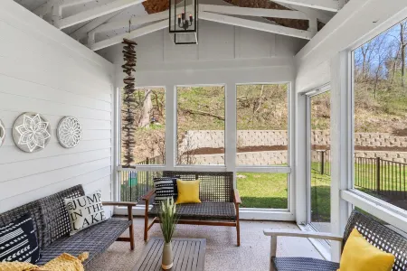 Two Balconies and Stone Gas Fireplace - Charming Contemporary Haven Отели в г. Фонтана-он-Дженива Лейк