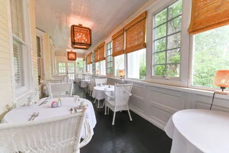 Charming Historic Inn with Ensuite and Smart Television - Delightful Escape