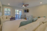 Completely Remodeled Beachside Studio with Pool - Snowbirds Welcome Hotels in Inlet Beach