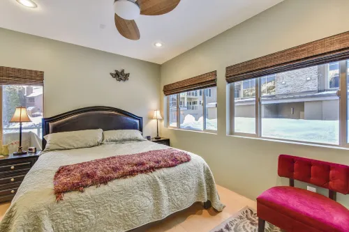Cozy Fireplace and Stunning Ski Slope Views - Luxurious Modern Loft Отели в г. Брайан Хед