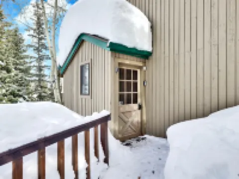 Smart TV and Cozy Living Space - Inviting Alpine Haven