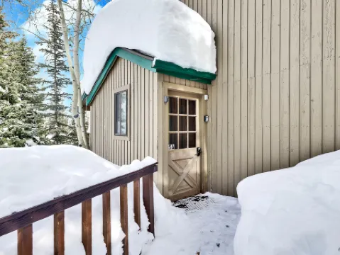 Smart TV and Cozy Living Space - Inviting Alpine Haven