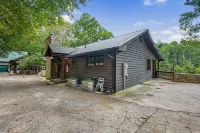 Charming Cabin with Pizza Oven and Game Table - Cozy Retreat
