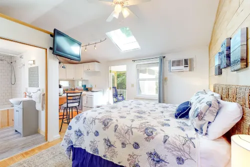 Studio cottage close to beach & golf with outdoor pool, firepit, & basketball Hotels in Kennebunk
