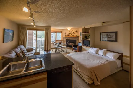 Ski Access and Hot Tubs - Cozy Retreat with Scenic Views Отели в г. Эмпайр