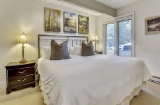 Private Community Hot Tub and Concierge Services - Elegant Mountain Getaway