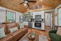 Alone At Last - New LUX Tiny Cabin - WiFi - Hot Tub Hotels in Campton