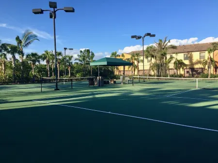 Luxury Townhouse with resort style amenities in OLE, Naples