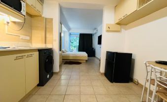 West Coast Hideaway-Apt 2