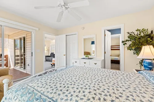 Spacious cottage close to the beach with an outdoor pool. Hotels in Horry County
