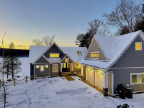 Lakeside Access and Stylish Living Spaces - Serene Nature Retreat