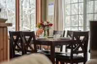 Charming Retreat with Hot Tub and Game Room - Cozy and Inviting Escape فنادق في Long Lake Township