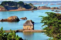 Résidence des 3 îles, en Plein Centre-Ville, à 5 Min des Plages, 3 Appartements Neufs Hotels in Étables-sur-Mer