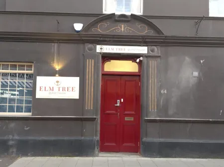 Elm Tree Guest House Отели рядом с достопримечательностью «Broadoak Mathematics and Computing College»