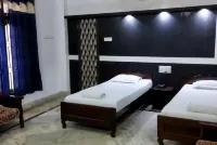 Hotel President Các khách sạn gần Sân bay Rowriah