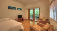 Beachcomber Lodge Hotels in der Nähe von Ned's Beach