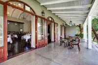 The Peech Boutique Hotel Hotels in Helensvale