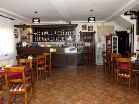 Pensiunea Pizza House Отели рядом с достопримечательностью «Parc Zoologic Cozla»