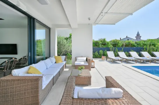 วิลลา 5 ห้องนอน ใกล้ สปลิท พร้อมสระว่ายน้ำ โรงแรมใน