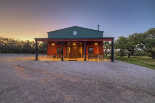 Oakridge Ranch: Pool + Hot-tub, Pickleball Court, Whiskey & Wine Room! فنادق في Blanco County