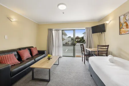 Fenton Court Motel Отели рядом с достопримечательностью «Fancy Meow Cat Cafe»