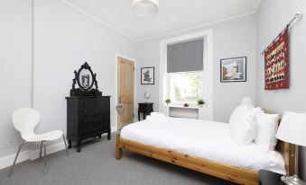 Joivy Charming Apartment Near Leith Links with Patio
