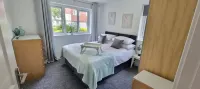 The Pennington Apt with Wifi and Free Parking Next to Sports Village Hotels in Leigh