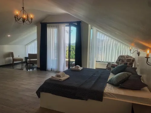 Victoria Hotel and Lounge