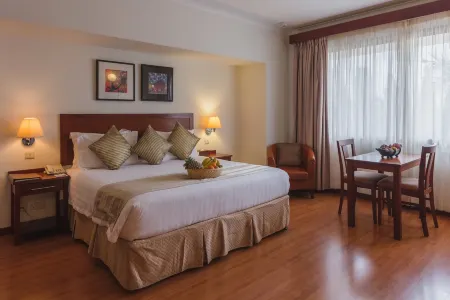 Sea Cliff Court Hotel & Luxury Apartments Отели рядом с достопримечательностью «Коко Бич»