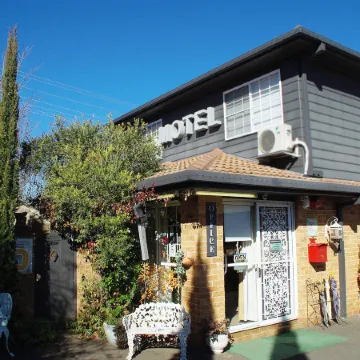 White Lanterns Motel