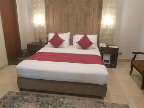 R.M Guest House Отели рядом с достопримечательностью «Юниверсити Колледж Лахор»