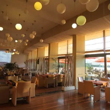 Hotel on Plonge Junior