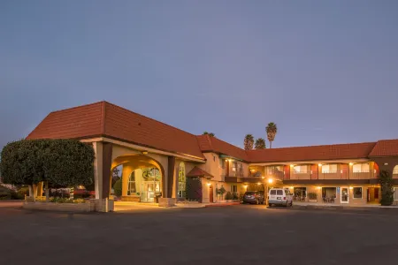 Laurel Inn & Conference Center Отели рядом с достопримечательностью «Салинас»