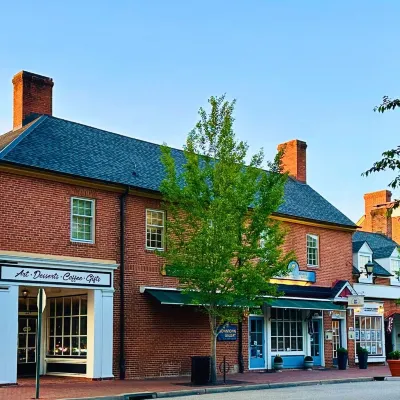 The Fife and Drum Inn Hotels near Williamsburg Station