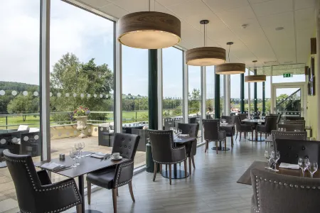 Vale Resort Отели в г. Коубридж вит Лланблтиан