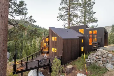 Trapper by AvantStay A Interior Design w Sauna Hotel dekat Alpine Meadows Ski Resort