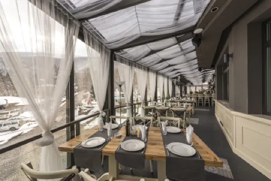 All Seasons Residence Hotel - Free Parking