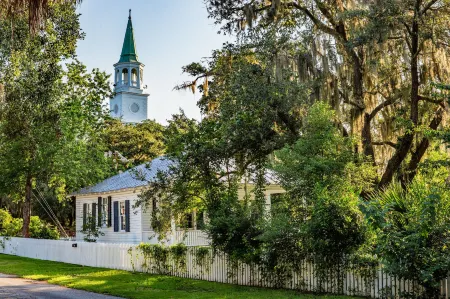 Cuthbert House Отели рядом с достопримечательностью «Spanish Moss Trail»