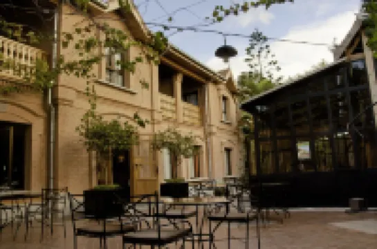 Hôtel Restaurant le Combava Hotels near Queen's Palace