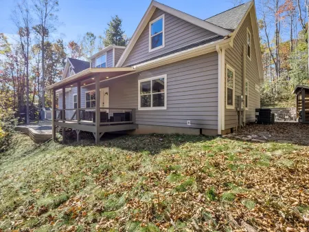 Hendersonville Getaway • Hot Tub & Fire Pit