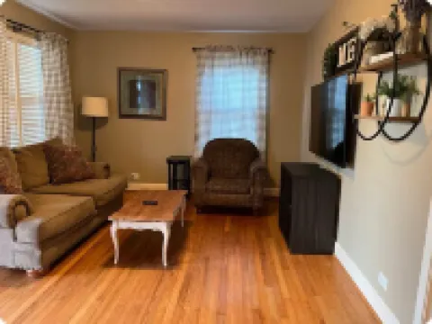 Pink Door Charming 2-bedroom house with WiFi, AC in nice Oneonta, Close to Food 오니온타 호텔