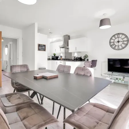 Foxherne 6 Bdrm, 3BA Hse -17