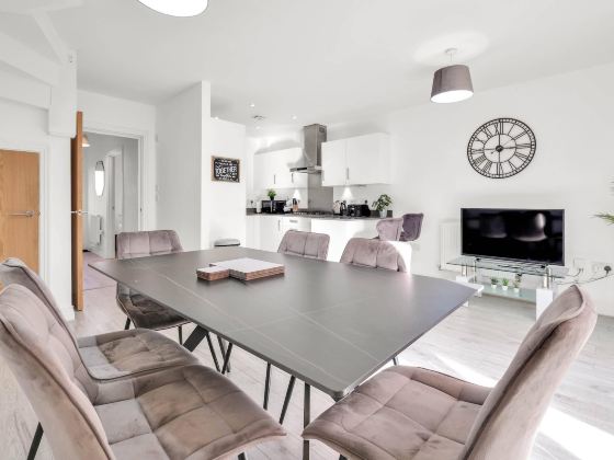 Foxherne 6 Bdrm, 3BA Hse -17