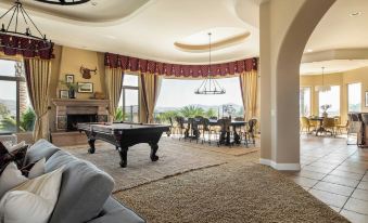 Sangiovese by AvantStay Spectacular Estate w Pool Hot Tub Putting Green