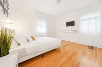 Spacious 3BR Luxe Escape near NYC - Condos