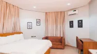 Cedarwood Apartments - balcony