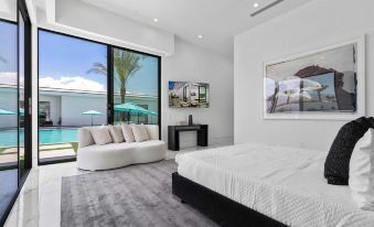 Sleeps 26 Pool, Hot Tub, Pickleball & Putting Green Bravo Villa #12 by Avantstay