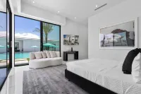 Sleeps 26 Pool, Hot Tub, Pickleball & Putting Green Bravo Villa #12 by Avantstay