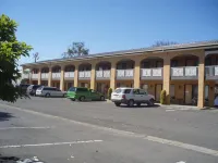 Lakeview Motel - parking